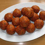 Masse zwischen den Handflächen zu 15 Bällchen (je 27-28g) formen