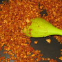 Zwiebeln, Tomatenmark & Gewürze dazugeben und kurz weitergaren