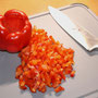 Paprika entkernen und waschen, dann in gleichmäßige feine Würfel schneiden