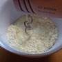 Soja-Joghurt und Rapsöl hinzufügen, alles mit dem Handmixer (Knethaken) zu Teig verkneten und 30 Minuten ruhen lassen