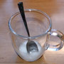 Wasser und Speisestärke in einem Gefäß mit einem Teelöffel verrühren