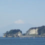 由比ヶ浜から富士山を望む・・正面にうっすら見えています
