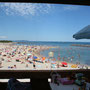 vue de la plage et mer méditérrannée depuis le balcon