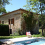 Piscine privée du gîte La Chevalière devant la maison en pierre du Quercy