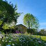 Jardin fleuri autour du gîte La Chevalière en campagne quercynoise