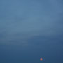 une lune se lève sur la mer