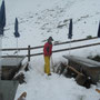 Rinderhirt Mathias beim Schneeschaufeln