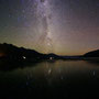 南十字と流星が映る深夜の湖　町がない側に灯りがある　南極のオーロラからの光らしい　静まり返る深夜　天の川が輝いていた　２月ワカティプ湖NZ　　　F　　　　
