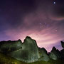 ４０mの巨大な石灰岩　そのうしろ月光が薄い巻雲を照らす　黄昏が終わった空は紫から濃い藍へと移りゆく　オリオンの三つ星が浮かびあがってきた　2月NZキッヤスルヒルズの遺跡　    N