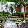 Vue du jardin avec l'Ombre de Rodin. Derrière, les arcades du cloître.