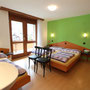 Schlafzimmer 1 mit Balkon, Wohnung 2 Ferienhaus-Apartment Golf Saas-Fee