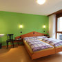 Schlafzimmer 2 mit Balkon, Wohnung 2 Ferienhaus-Apartment Golf Saas-Fee