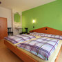 Schlafzimmer 2 mit Balkon, Wohnung 2 Ferienhaus-Apartment Golf Saas-Fee