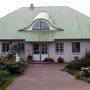 Einfamilienhaus mit dem typisch grünen Dach im Sönke-Nissen-Koog
