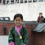 ティンプーで見つけた小学校の制服「キラ」を着た女の子。どの子もフレンドリーで、カメラを向けてもにこっと笑う。