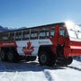 コロンビア大氷原へはカナダ唯一の国産車、スノーコーチに乗っていきます。小さく見えますが、タイヤは直径150㎝！