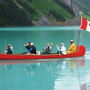 大人数で乗るカヌーもあれば、2，3人で楽しめるカヌーもあります。カナダに行ったらカヌーは絶対おすすめ！