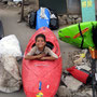 Ein indisches Kind freut sich über die bunten Plastikkajaks
