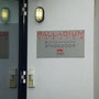 Und hier findet ihr auch die Stage Door.  / And here you’ll also find the stage door.
