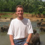 Dennis Pöselt bei Elefantenfarm in Sri Lanka