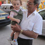 Hotelbesitzer mit Enkelin in Algerien