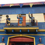Argentiniens "Berühmtheiten" grüßen von einem Balkon im La Boca Viertel.