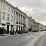 Eine der Prachtstraßen in Warschau. Bei Regen und Kälte sieht das natürlich nicht so prächtig aus.