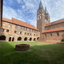 Innenhof des Kloster Jerichos mit Teil des Kreuzganges.