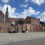 Teil der wuchtigen Stadtmauer von Tangermünde, die zugleich auch ein Schutzschild gegen ein mögliches Hochwasser der Elbe ist. 