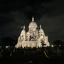 Auf den Stufen unter Sacre Coeur mit Blick über das nächtliche Paris