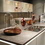 cuisine ouverte haut de gamme blanche et cuivre par cuisine design Toulouse