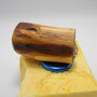 Seifenhalter aus Holz, handgefertigt, für kleine Bäder, mit Resin-Cabochon, Ansicht von schräg oben links, auf Seifenstück