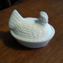 Petite poule blanche en milk glass (verre de lait)  no. 652