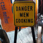 Affiche & table avec pattes pliantes Danger Men Cooking  no. 710-A