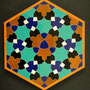 Dit mozaïek werd gemaakt in Iran. Het is een ontwerp van Goossen Karssenberg. Hoe het zo gekomen is lees je in 'Snijpunt Isfahan' door Maite Karssenberg
