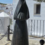 Skulptur einer Frau, die in das typische schwarze Kleid der Vejeriaga-Frauen gehüllt ist und nur ihr rechtes Auge zeigt. Sie ist zu einem der Symbole von Vejer geworden.