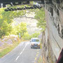 Respektvoll fährt das Auto ganz an den Rand, als es unseren großen Reisebus sieht. Die Straßen sind sehr schmal. 