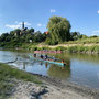 Sandomierz erreicht. Die Boote suchen nach einer Anlegemöglichkeit. 