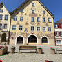 Das ehemalige Rathaus oben in der Altstadt von 1765 auf dem Marktplatz. Auf der Fassade sind verdiente Bürger und die verschiedenen Handwerke verewigt.  
