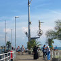 Die Meersburger "Magische Säule" auf dem Hafenrondell. Das „magisches Varieté“ versammelt bekannte Persönlichkeiten der Meersburger Stadtgeschichte.  
