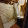 salle de bain du gîte la Tuile à Loups douche à l'italienne dans le Lot Quercy en Occitanie