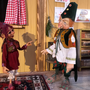 Chnübsi und Herr Batzle wollen dem Santiglaus helfen.