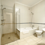 Badezimmer 3 - untere Etage - mit Badewanne, Dusche & WC