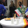 Die Flaggen der Partnerländer zierten das Büffet und die geschmückten Tische nach den Vorführungen der DG-Kurse.