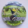 Marque : MEHLINGER et Fils N° Lambert : 35  Couleur : Polychrome Description : TDF 2024 - maillot jaune  - nom de la marque   Emplacement : 