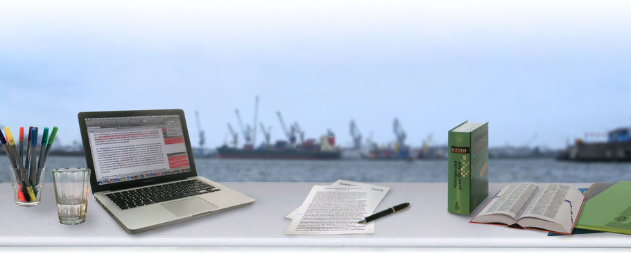 Schreibtisch im Lektorat vor Hafenkulisse: mit Laptop, Korrekturen auf Papier, Wörterbüchern