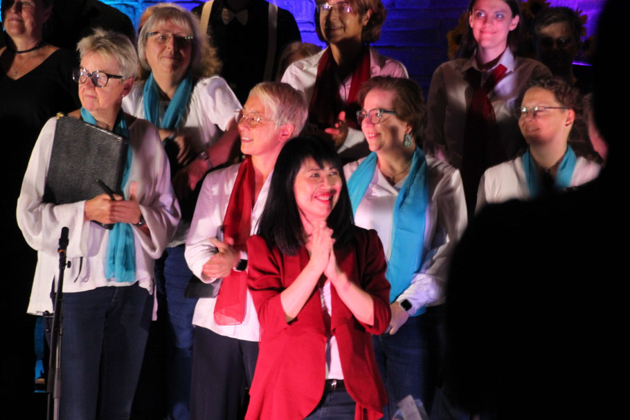 Chorleiterin MC und FC-Chor-i-Feen - Frau Susanna Fan-Ebener