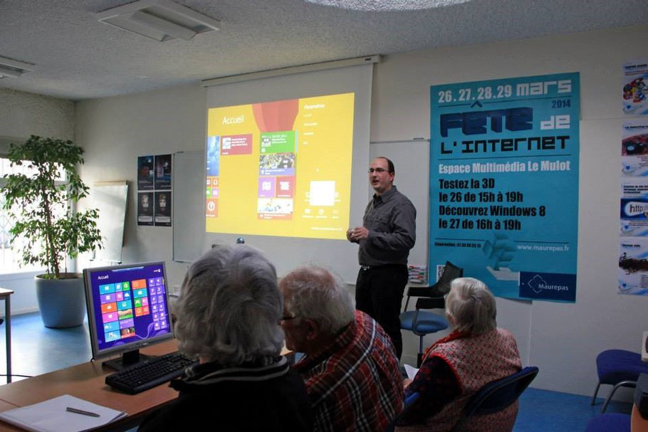 Présentation de Windows 8 au Mulot de la mairie de Maurepas le 27 mars 2014 pour la fête de l'Internet.