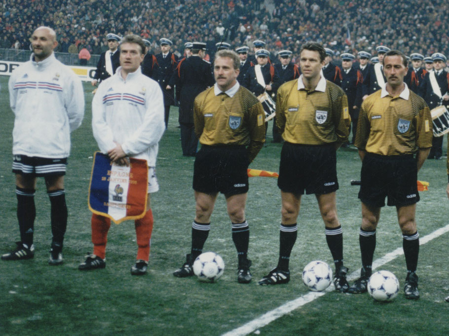 Renato (Mitte) in illustrer Gesellschaft mit den französischen Weltmeistern Deschamps und Barthez und SR Urs Meier und SR-Assistent Laurent Rausis