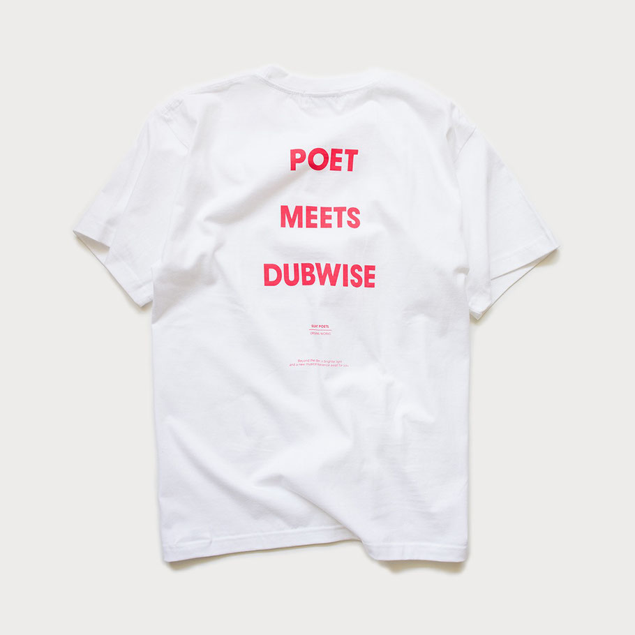＜POET MEETS DUBWISE＞に眠家が別注したエナジカラープリントのTシャツ(5,200円+税)